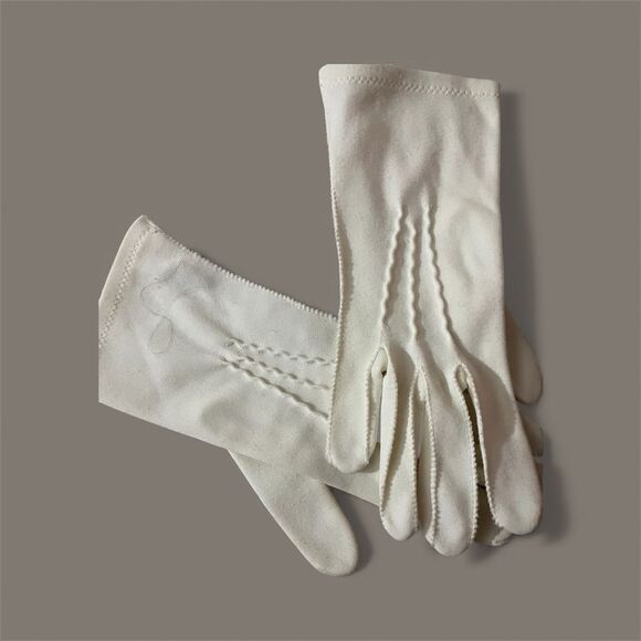 Vintage Gingerbread Elegant White Gloves - Picture 3 of 4
